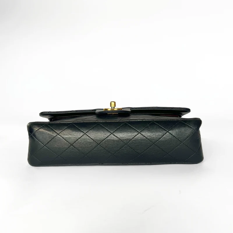 Chanel Classic Flap Bag Petit cuir d'agneau