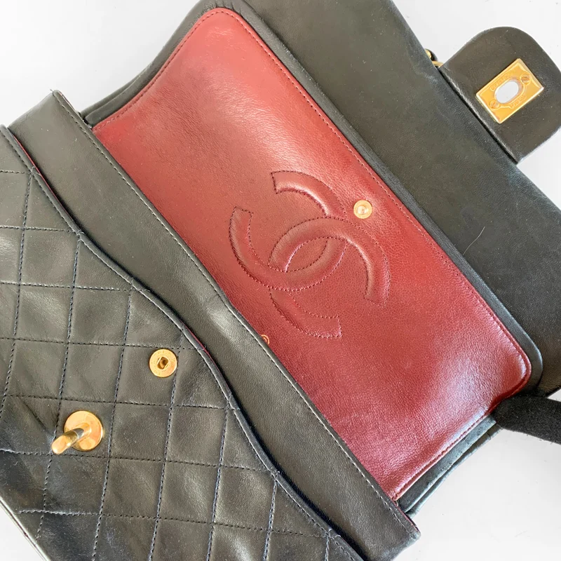 Chanel Classic Flap Bag Cuir d'agneau moyen