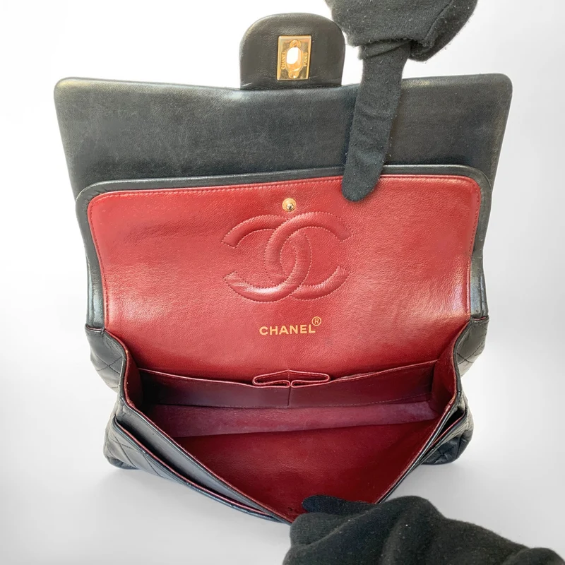 Chanel Classic Flap Bag Cuir d'agneau moyen