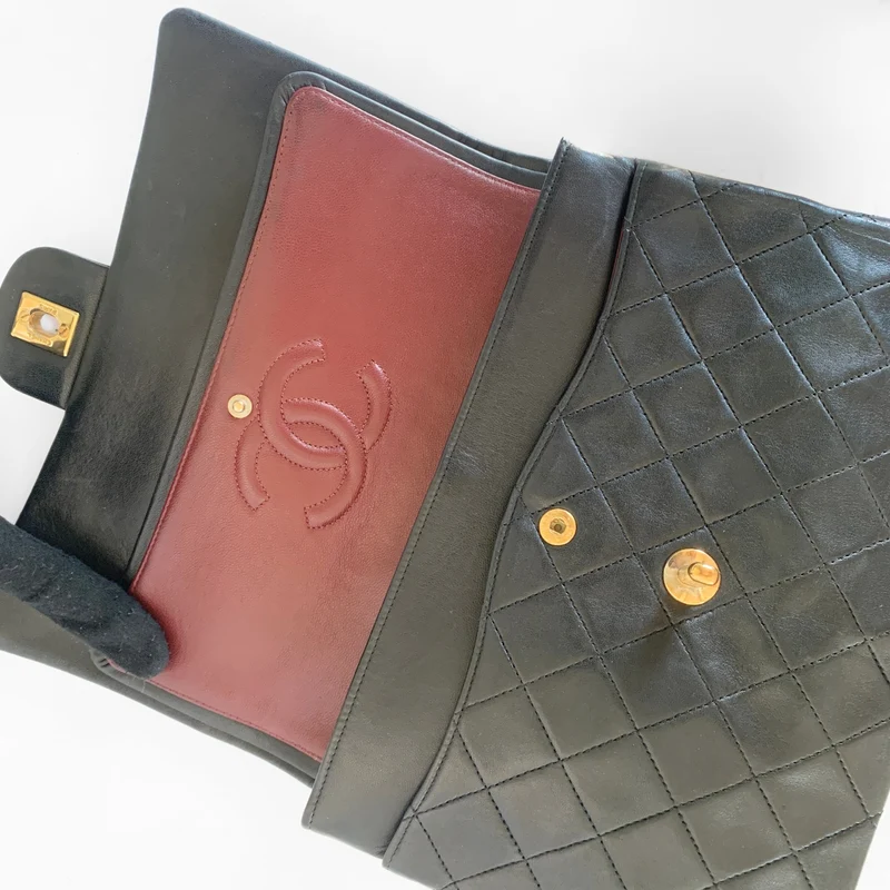 Chanel Classic Flap Bag Cuir d'agneau de taille moyenne