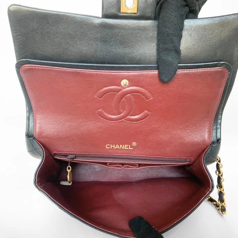 Chanel Classic Flap Bag Cuir d'agneau de taille moyenne