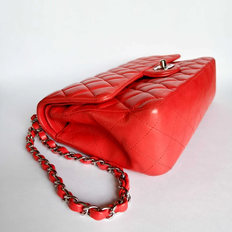 Chanel Classic Flap Bag Cuir d'agneau moyen