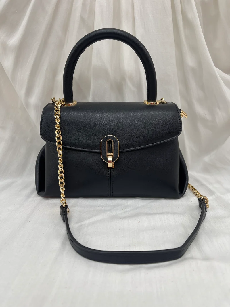 Sac noir chic avec chaîne et fermoir raffiné - Compact et élégant