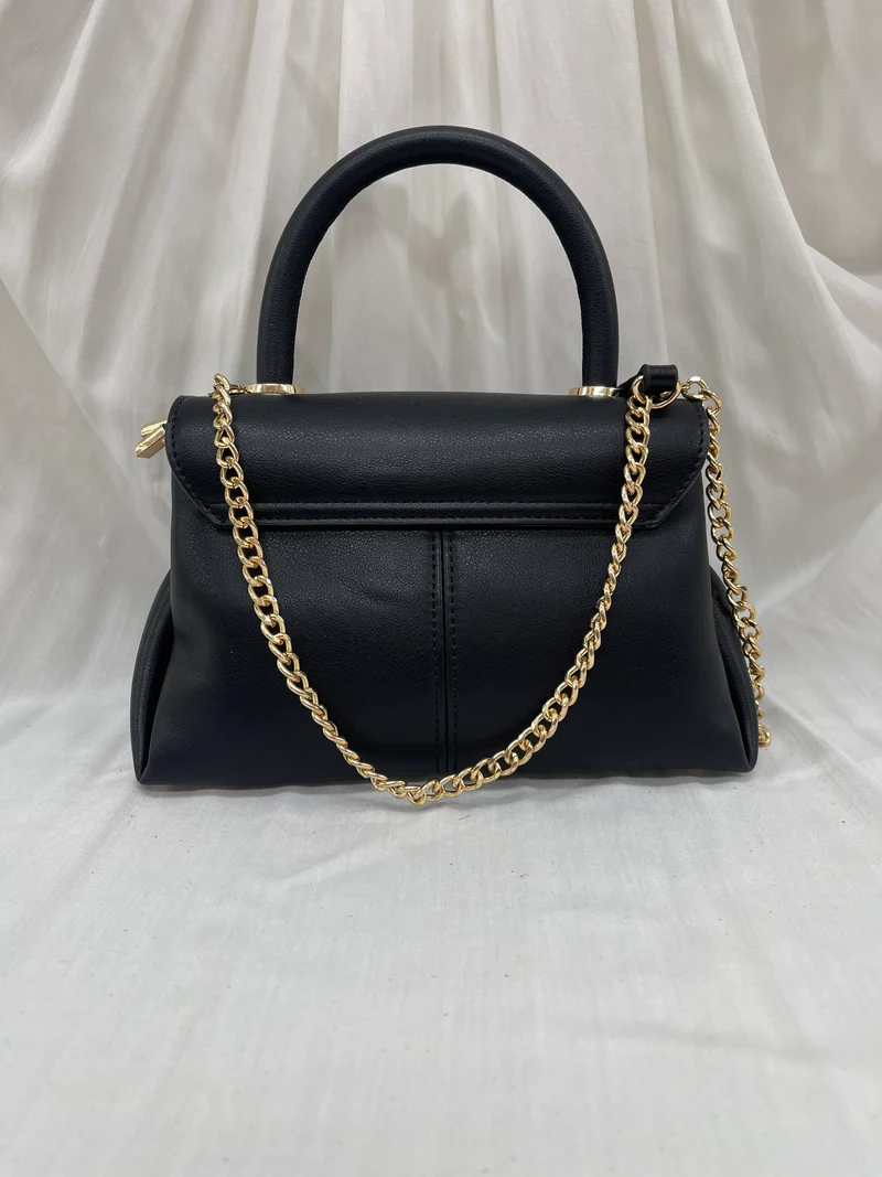 Sac noir chic avec chaîne et fermoir raffiné - Compact et élégant