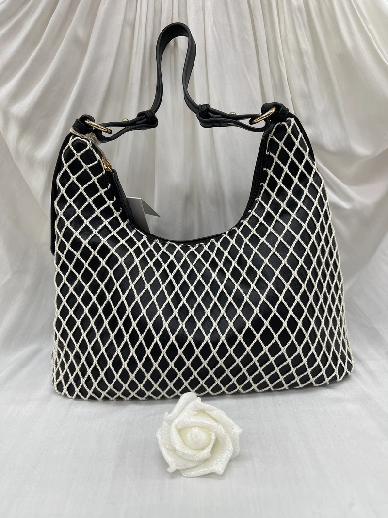 Sac noir avec détails en filet blanc - Élégance audacieuse