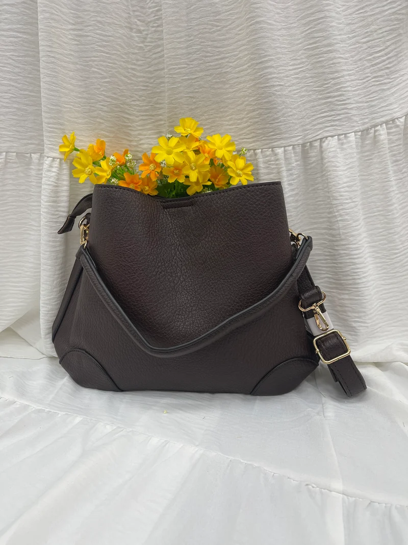 Sac fourre-tout en cuir marron - Élégance et praticité
