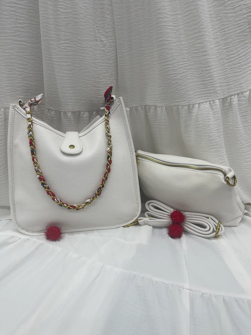 Sac Enrico Coveri blanc avec pompons rouges - Style et sophistication