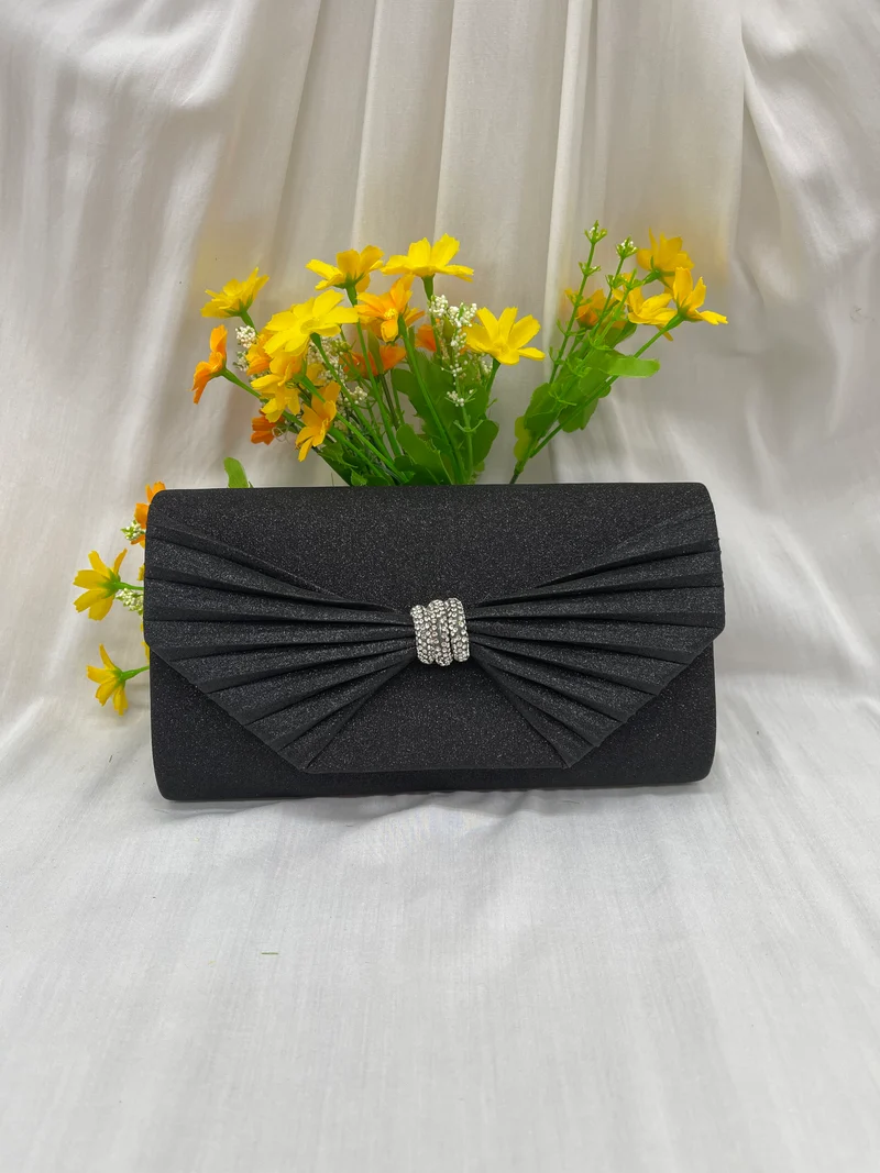 Sac de soirée noir avec noeud plissé - Brillez en toute simplicité