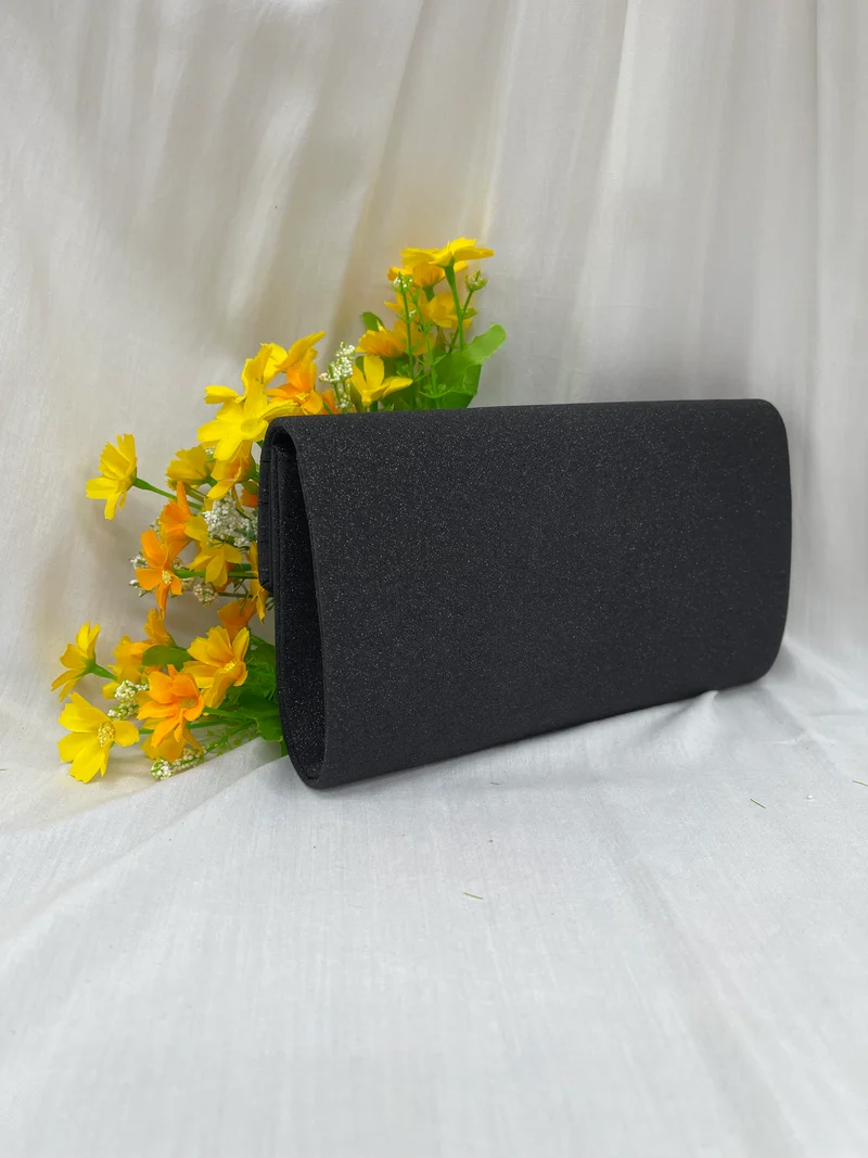 Sac de soirée noir avec noeud plissé - Brillez en toute simplicité