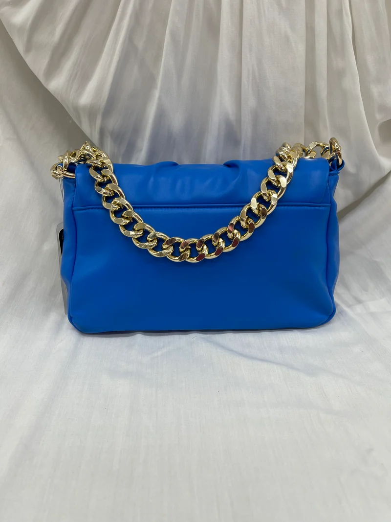 Sac bleu royal avec chaîne dorée - Élégance et audace