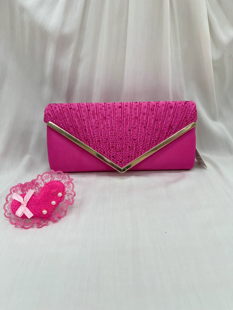 Pochette glamour fuchsia avec détails scintillants – Élégance assurée