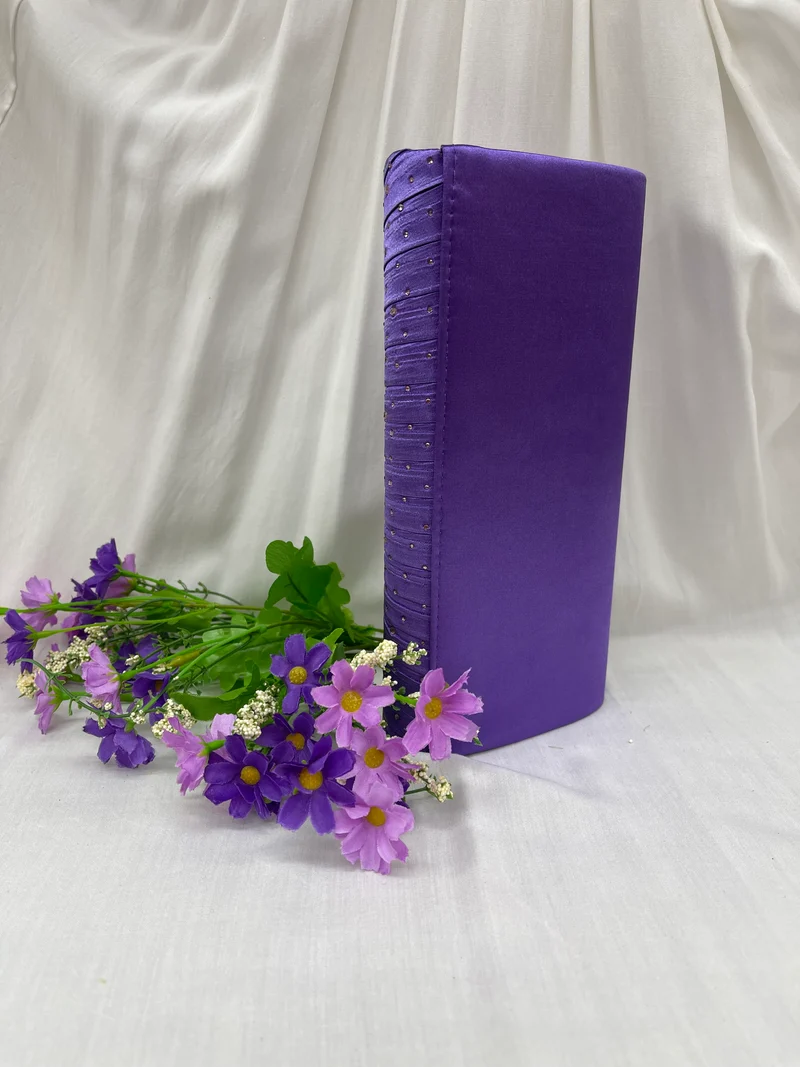 Pochette en velours violet avec strass scintillants - Sublimez vos looks nocturnes