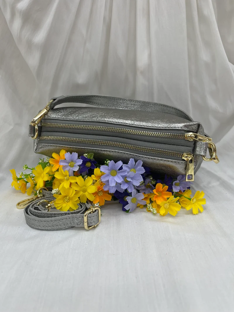 Pochette en cuir argent chic avec détails dorés - Éclat et raffinement
