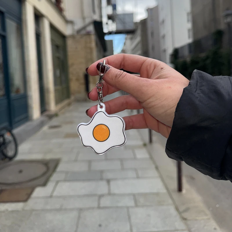 Charm porte-clés réfléchissant – Œuf au plat