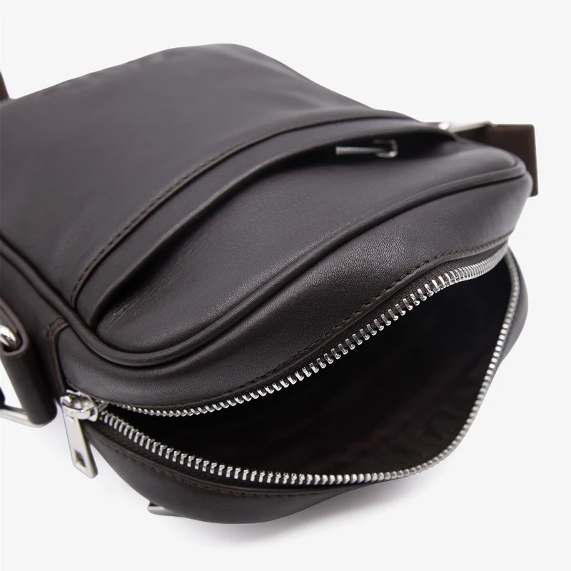 Sacoche en cuir avec logo embossé marron