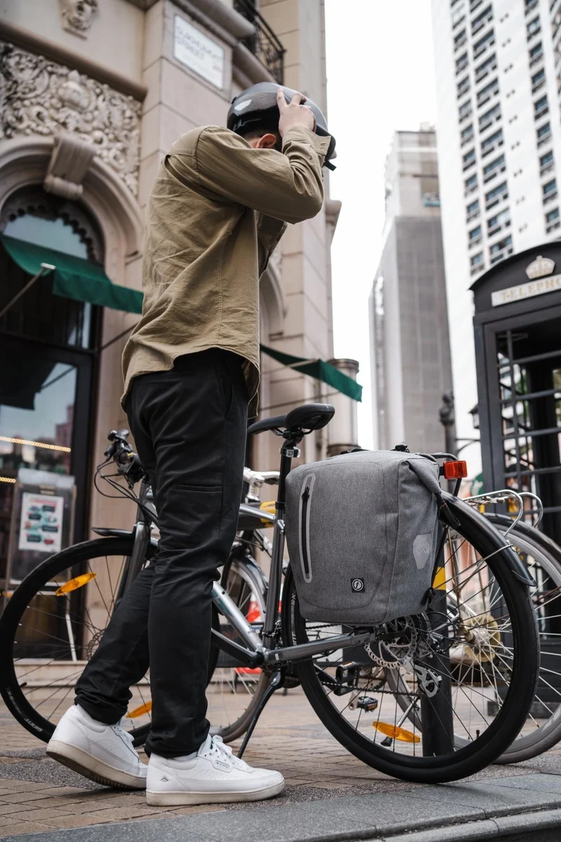 Sacoche vélo convertible en sac à dos – Recyclée & étanche