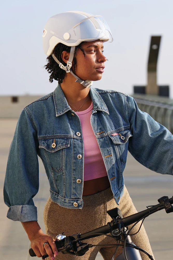 Abus HUD-Y ACE visor urban bike helmet with integrated lighting