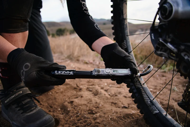 Hand bike pump with digital pressure gauge Lezyne CNC Digital Pressure Drive