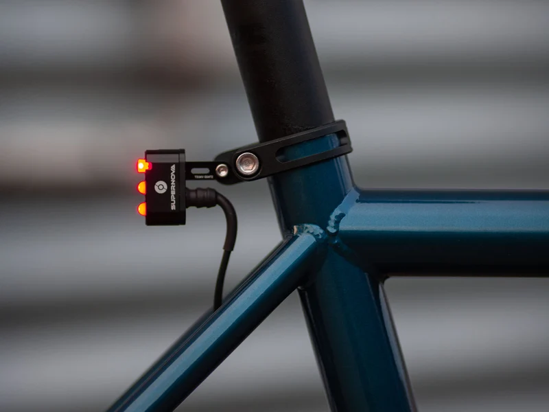 Omnium saddle clamp for Supernova lighting