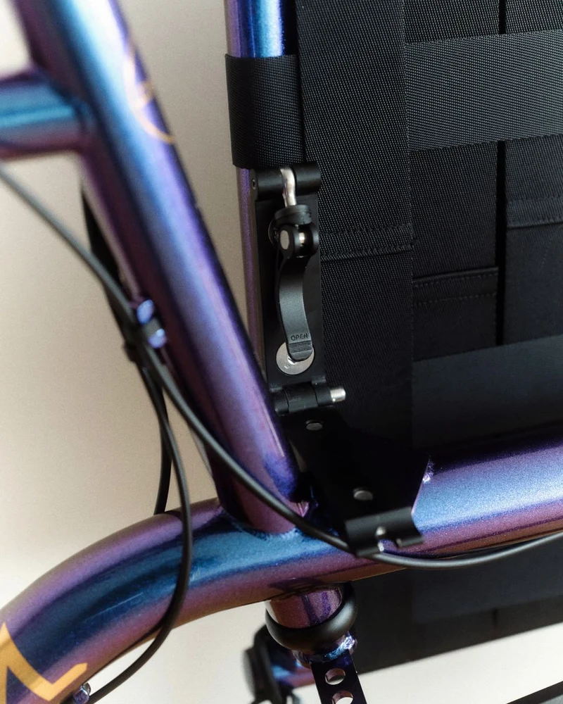 Tilting support for Omnium front platform
