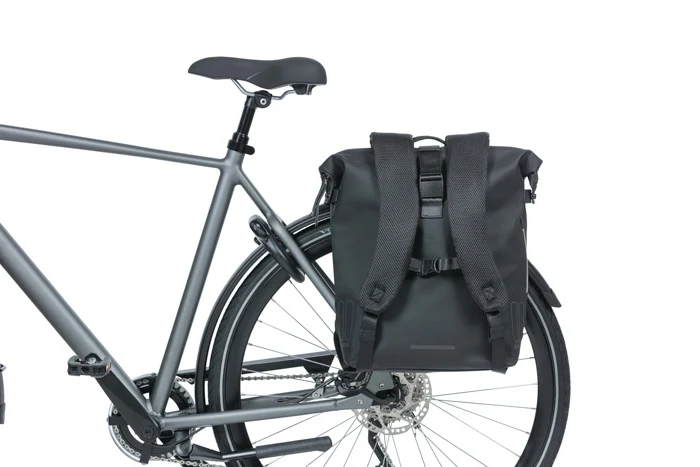 Basil SoHo 17L LED bicycle bag / backpack