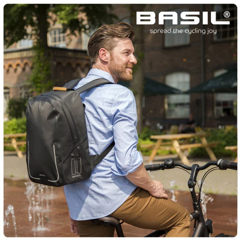Basil Urban Dry 18L bicycle bag / backpack