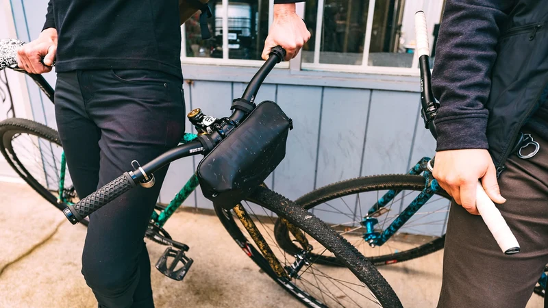 Chrome Helix handlebar bag